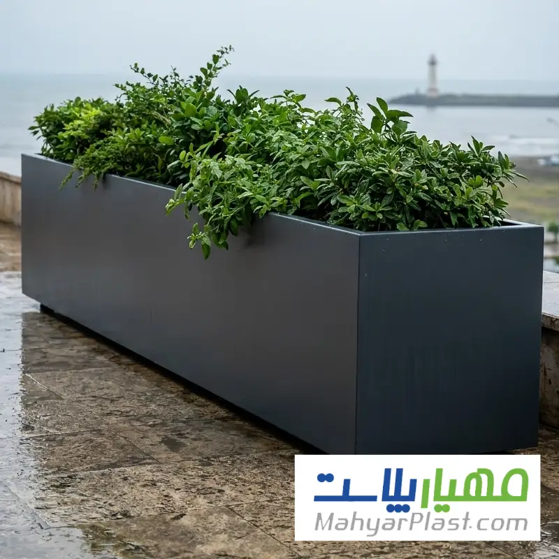 گلدان فلزی در بندر انزلی